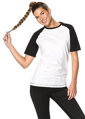 Raglan Tee Pige iført Raglan Tee i farven White Black